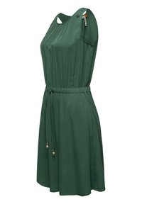 Grünes ärmelloses Kleid mit verstellbarem Kordelzug in der Taille, das über ausgeschnittene Schulterdetails und eine fließende Silhouette verfügt. Weicher Stoff mit glatter Textur.