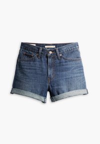 Short en denim bleu avec revers roulés, bouton devant, fermeture éclair, passants de ceinture, poches avant et poche monnaie, posé à plat sur fond blanc.