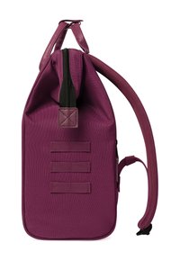Lila Stoff-Rucksack mit einem Reißverschlussoberteil, verstellbarem Schulterriemen und drei horizontalen Gurtbandschlaufen auf der Vorderseite. Glatte Textur.