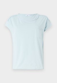 Světle modré tričko s krátkým rukávem vyrobené z měkkého materiálu, s kulatým výstřihem a malou kapsou na levé straně hrudi.