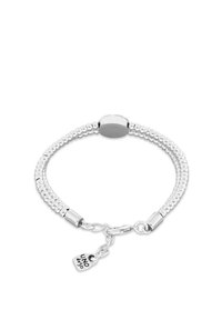 Pulsera de plata con diseño de cuentas, un elemento central ovalado y un cierre con detalle de etiqueta. Textura lisa y acabado pulido.