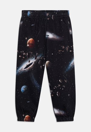 Pantalons de sport noirs avec un imprimé galaxie vibrant comportant des planètes, des astéroïdes et des étoiles. Taille élastique et chevilles resserrées pour un ajustement parfait.