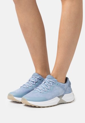 Baskets de sport bleu clair avec tige en daim et en mesh, bout arrondi, semelle intermédiaire blanche et semelle extérieure en caoutchouc. Équipées d'un système de laçage et de soutien de la cheville.