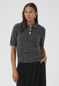 Maglione polo a maniche corte di colore grigio scuro, realizzato in un materiale morbido. Presenta un colletto a coste e tre bottoni argentati sul davanti.