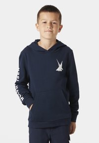 Sudadera con capucha de color azul marino en tejido suave, con un bolsillo frontal y un pequeño logotipo blanco en el pecho, además de texto blanco a lo largo de la manga.