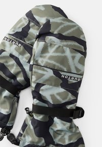Mănuși cu model camuflat în verde și negru, fabricate dintr-un material moale, waterproof, cu curele ajustabile și accente de marcă.