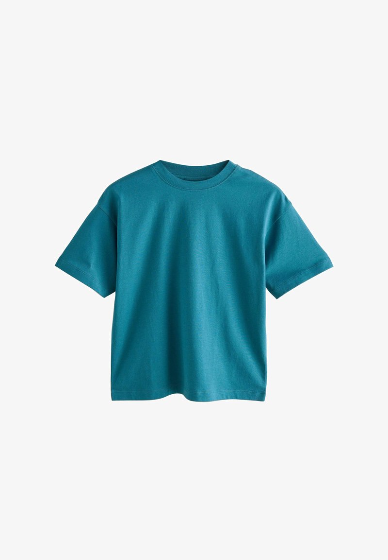 Gładki turkusowy t-shirt z krótkim rękawem i okrągłym dekoltem o luźnym kroju na białym tle.