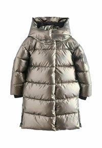 Metallic silberner gepolsterter Wintermantel mit breitem Kragen, langen Ärmeln, seitlichen Reißverschlüssen und einem leicht glänzenden Finish.