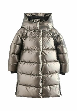 Manteau d'hiver matelassé argent métallique avec large col, manches longues, zips latéraux et finition légèrement brillante.