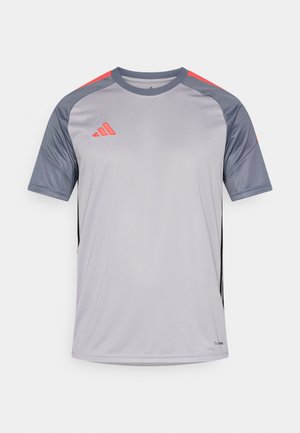 Szara sportowa koszulka z krótkim rękawem, z ciemnoszarymi akcentami i jaskrawoczerwonymi detalami na ramionach. Wykonana z oddychającego materiału.