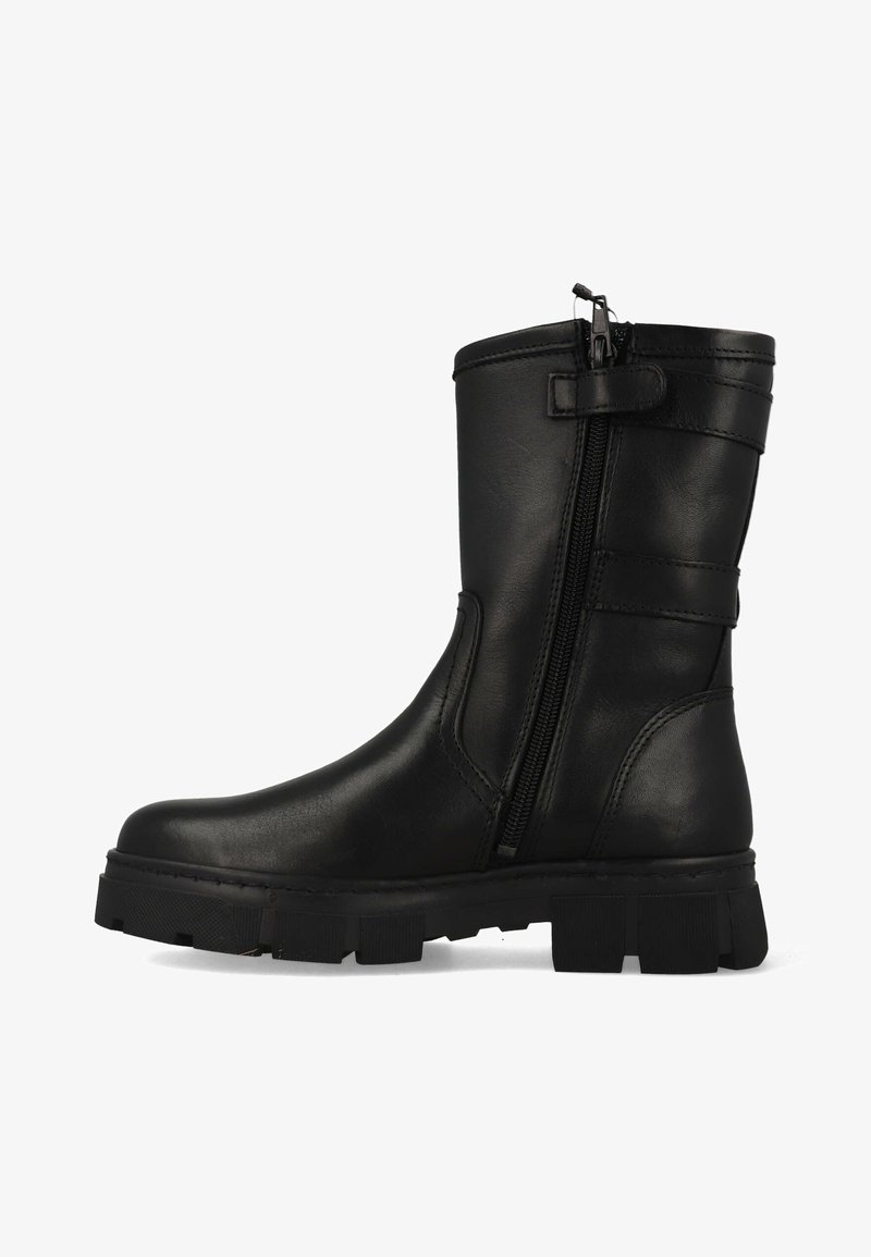 Zwarte leren enkelboot met een zijrits, voorzien van een stevige zool, gestructureerde accenten en een gladde afwerking.