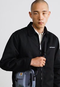 Carhartt WIP ESSENTIALS BAG SMALL UNISEX - Keresztpántos táska - dove grey