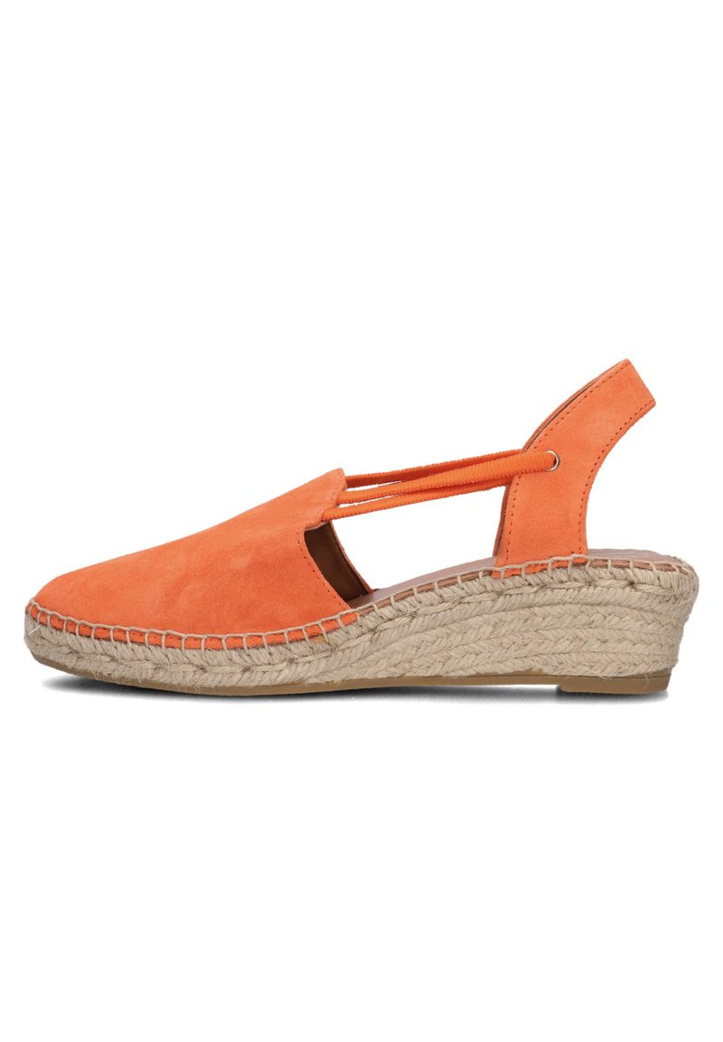 Oranje suède slingback espadrilles met een wedge-hak en een geweven jutezool. Open teenontwerp met gekruiste elastische bandjes.