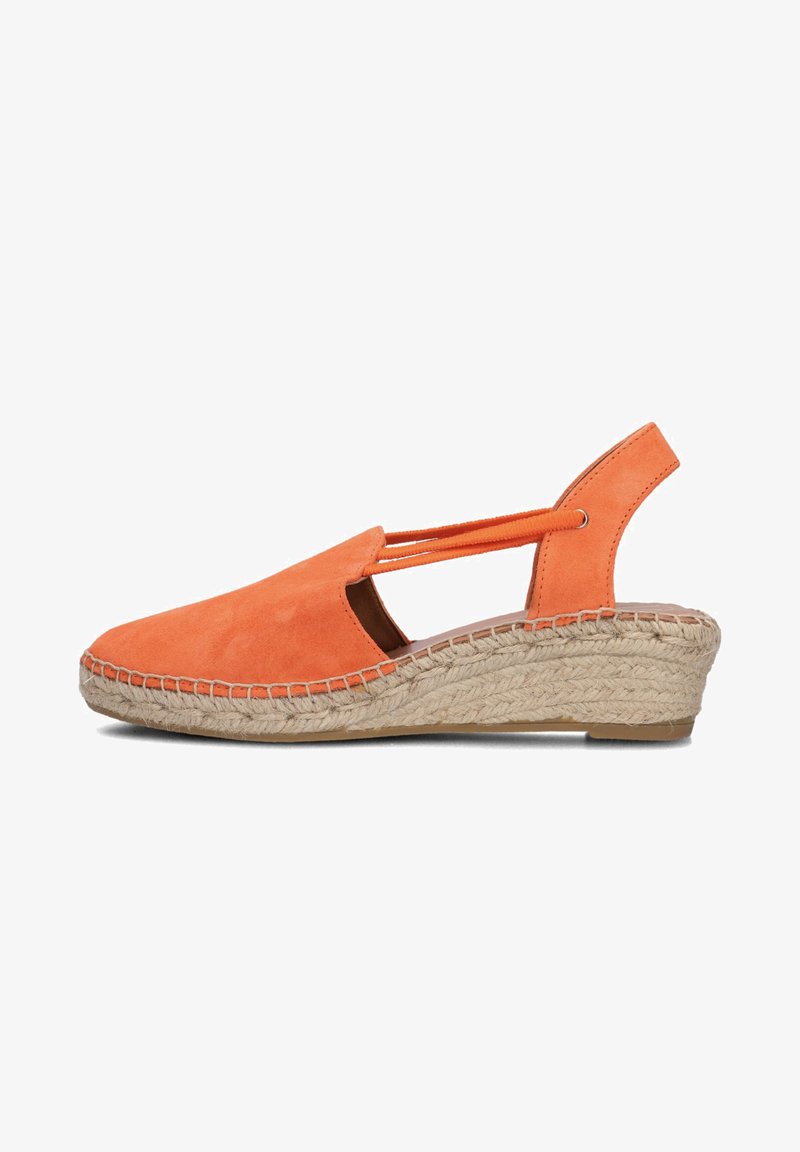 Oranje suède slingback espadrilles met een wedge-hak en een geweven jutezool. Open teenontwerp met gekruiste elastische bandjes.