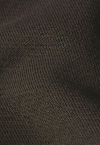 Donkerbruin ribstof met een zachte textuur, met verhoogde lijnen die parallel lopen, wat rekbaarheid en flexibiliteit aangeeft.