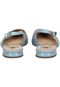Sandalias de color azul claro con un acabado de cuero suave, diseño de punta redonda y una delgada correa en el tobillo con un hebilla plateada. Tacón plano.