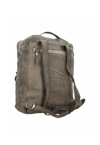 Zaino in pelle grigia con finitura testurizzata, dotato di manico superiore, spallacci regolabili e tasca frontale con cerniera. Dettaglio logo notevole.