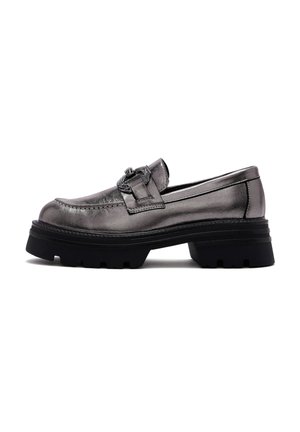 Metalgrauer Leder-Slipper mit klobiger schwarzer Sohle und dekorativem geflochtenem Riemen über dem Spann, Seitenansicht vor weißem Hintergrund.