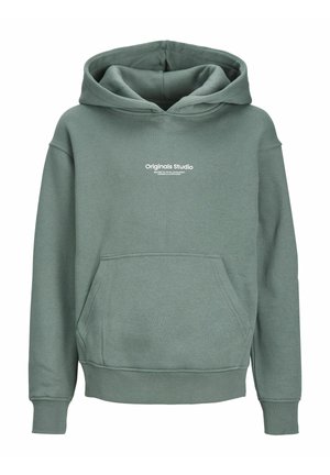 Grøn hættetrøje lavet af blødt stof med en frontlomme og en stor hætte. "Originals Studio" trykt på brystet i hvid.