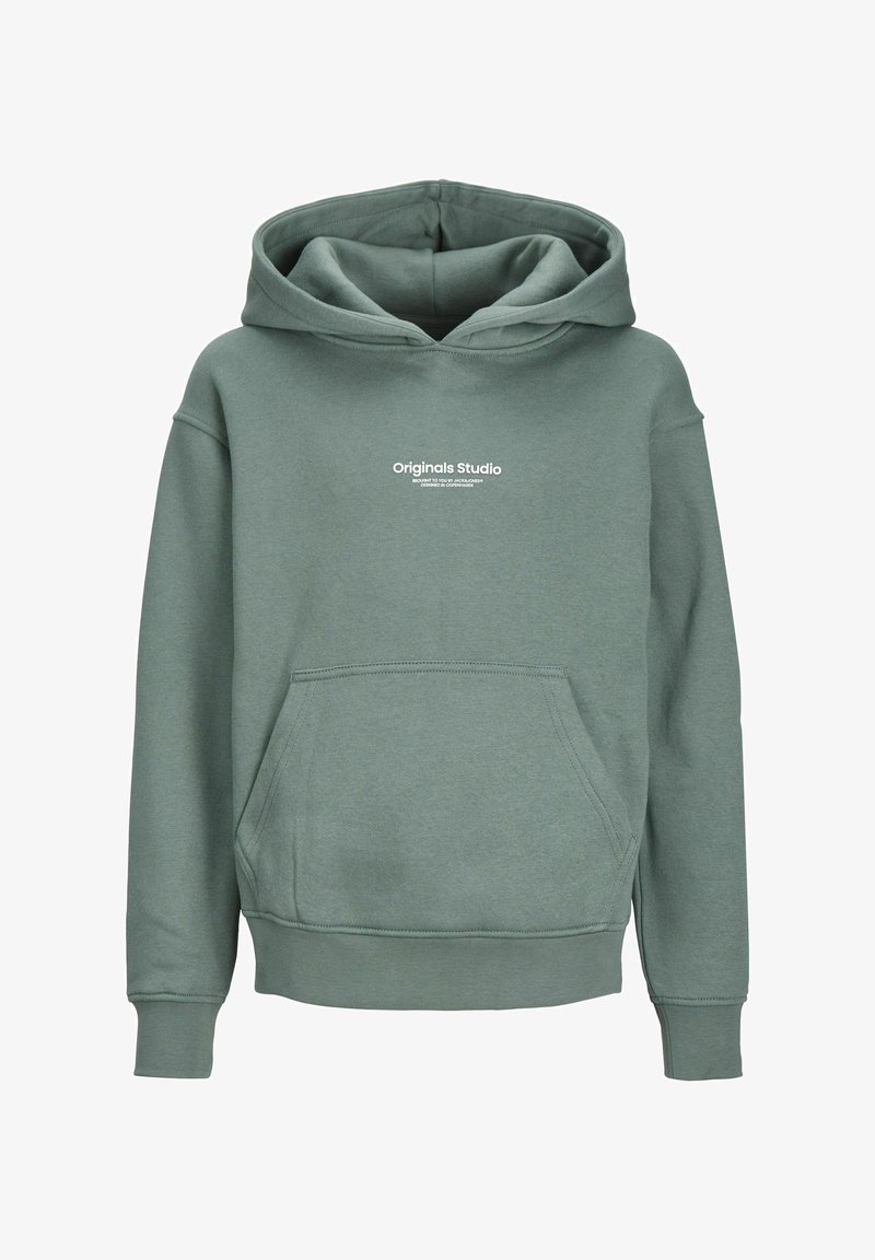 Grøn hættetrøje lavet af blødt stof med en frontlomme og en stor hætte. "Originals Studio" trykt på brystet i hvid.