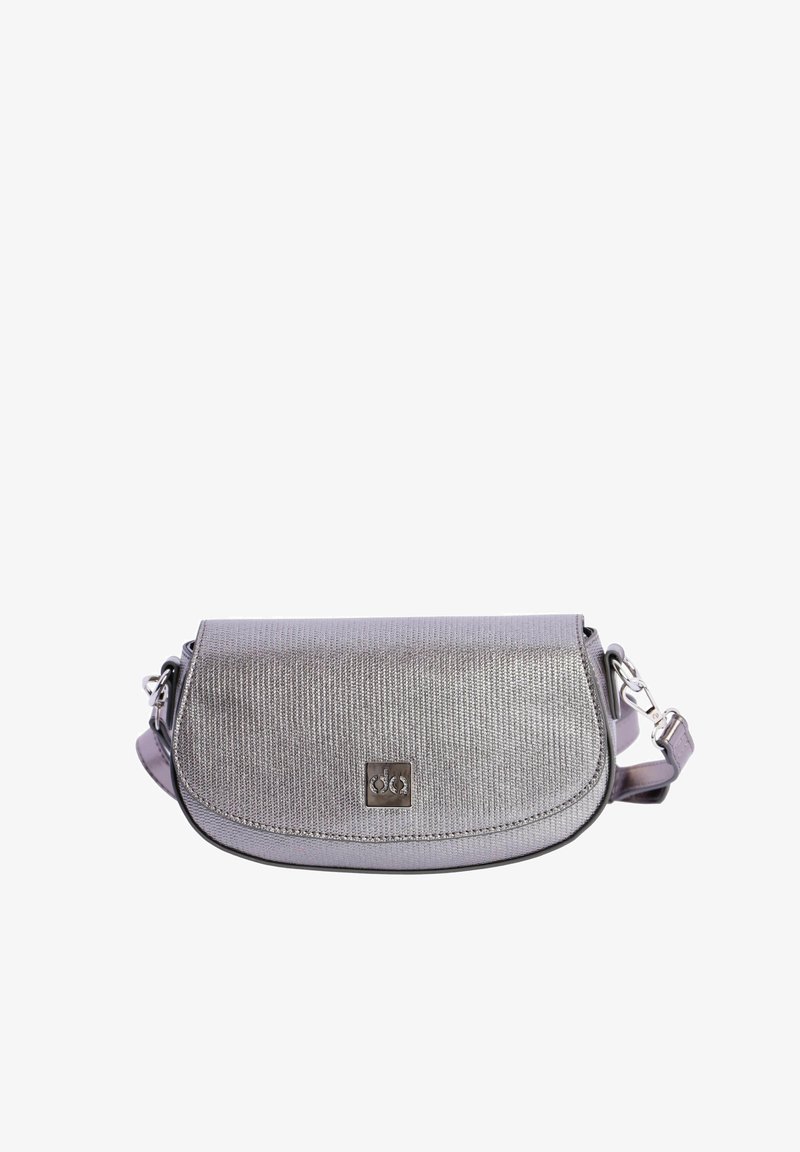 Bolso bandolera metálico en plata con un acabado texturizado, tapa redondeada, pequeña placa con logo y una correa ajustable para un transporte versátil.