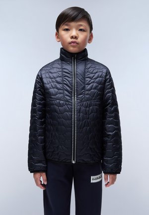 Zwarte gevoerde pufferjas met hoge kraag en ritssluiting, voorzien van een gestructureerde afwerking en grijze accenten. Draag deze over donkere broek.