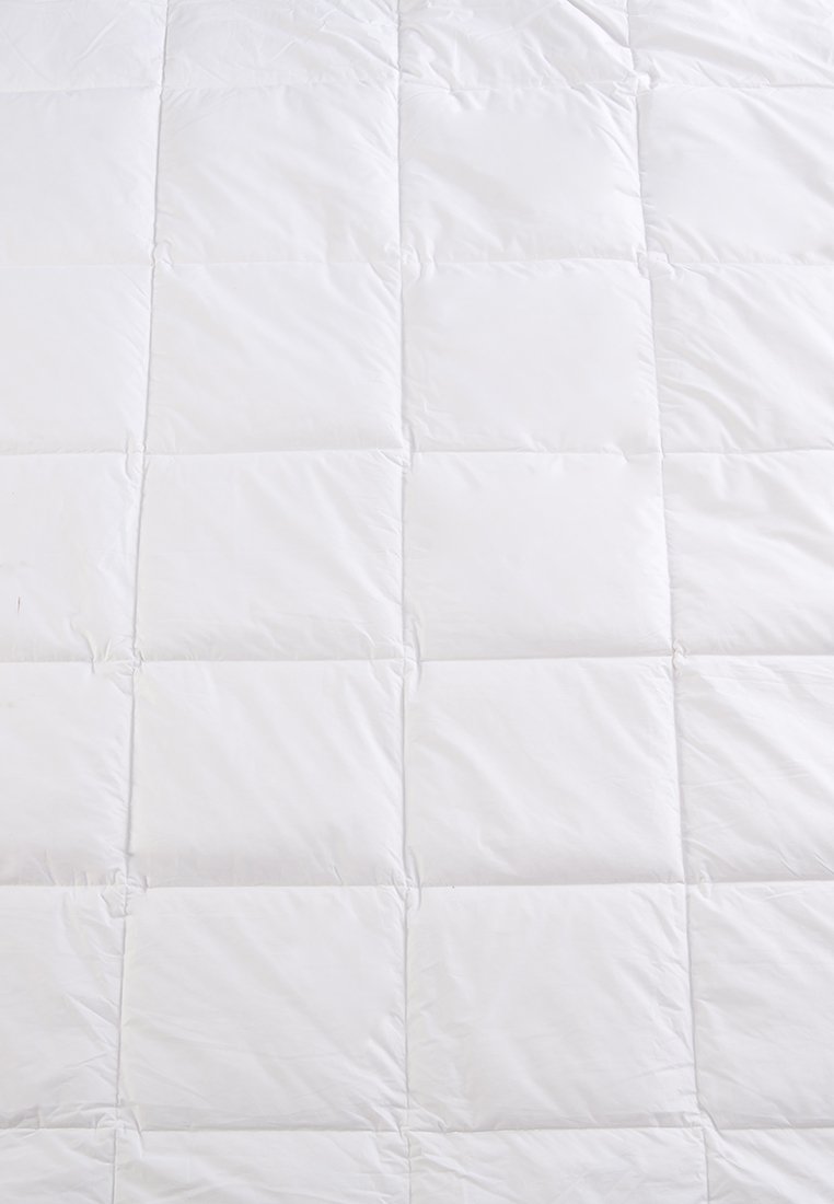 Tessuto bianco trapuntato con motivo a quadrati, texture morbida e soffice, imbottitura distribuita uniformemente.