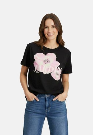 Zwart T-shirt met grote roze bloemmotieven en het woord "JARDIN". Korte mouwen, ronde halslijn, gladde stof en losse pasvorm.