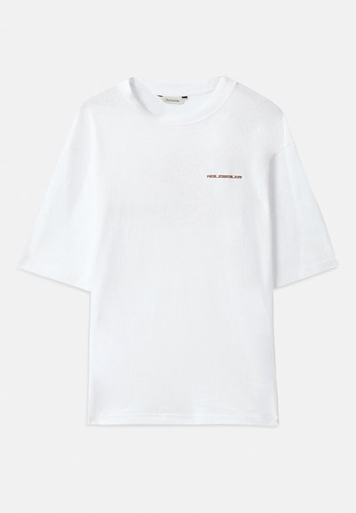 Λευκό βαμβακερό t-shirt με κοντά μανίκια, στρογγυλή λαιμόκοψη και μικρό λογότυπο "Holzweiler" σε καφέ χρώμα μπροστά. Λείος υφασμάτινος τύπος, άνετη εφαρμογή.