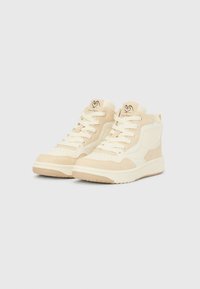 Ψηλοτάκουνα αθλητικά παπούτσια από κρεμ και μπεζ σουέντ και δέρμα. Διαθέτουν επενδυμένο γιακά, δέσιμο με κορδόνια μπροστά, διακοσμητικό ραφτό σε όμοιο τόνο και ελαστική σόλα.