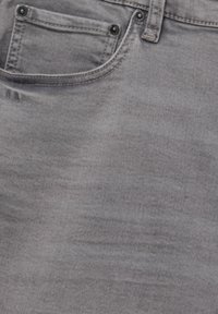 Grijze denim spijkerbroek met een gestructureerde afwerking, details op de voorzakken en contrasterende stiksels. Inclusief metalen knopen.