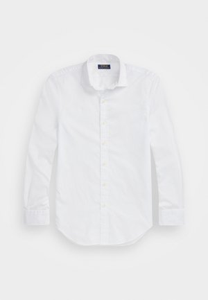 Hvid langærmet skjorte med knapper og krave, lagt fladt, med Polo Ralph Lauren-mærke inde i kraven.