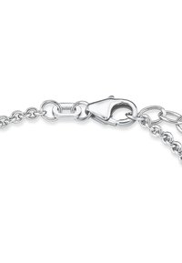 Pulsera de cadena de plata con eslabones ovalados, textura lisa y un cierre de langosta para un ajuste seguro.