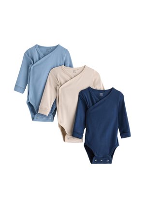 Drei Langarm-Bodys für Babys in Hellblau, Beige und Marineblau, mit Druckknopfverschlüssen und einem Wickeldesign für einfaches Anziehen.
