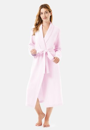 Bata de baño rosa claro, de longitud media, con cuello de chal, cinturón a la cintura y bolsillos laterales, hecha de una tela suave con una textura lisa.