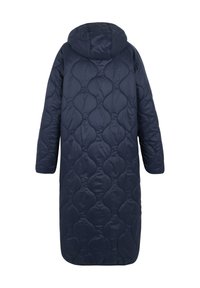Long manteau matelassé bleu marine avec capuche, manches longues et couture en motif ondulé, vu de dos sur un fond blanc.