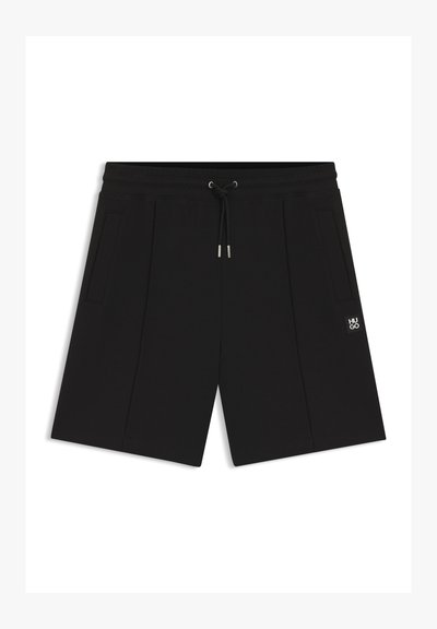 Shorts noirs mi-cuisses avec poches latérales, taille à cordon et petit logo blanc "HUGO" sur la jambe droite.
