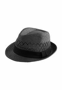 Sort stråhat med en perforeret design på kronen og et bredt sort stofbånd rundt om bunden.