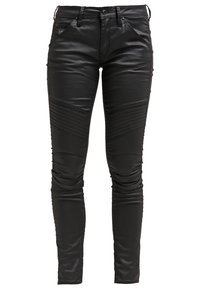Pantalones de cuero sintético negro con cinco bolsillos. Presentan detalles acanalados a lo largo de los muslos y un diseño ajustado. Cierre con botón y cremallera.