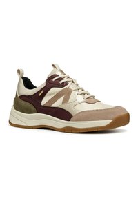 Baskets avec un dessus crème présentant des accents bordeaux et olive, un panneau texturé et une semelle rembourrée avec une adhérence en caoutchouc.