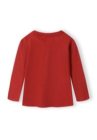 Langærmet T-shirt i ensfarvet rød bomuld. Rund halsudskæring, lige snit og blød tekstur. Ingen synlige mønstre eller pynt.