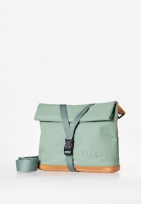 Borsa sintetica verde con chiusura a pieghe, tracolla regolabile e accenti in pelle beige. Presenta una chiusura a fibbia e un dettaglio con logo impresso.