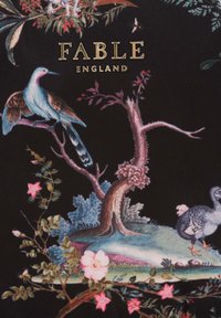 Čierna látka s farebnými kvetinovými a vtáčími motívmi. Výrazné detaily zahŕňajú modrého vtáka, strom s ružovými kvetmi a zlatý text "FABLE ENGLAND."