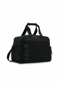 Borsa da viaggio BOSS rettangolare nera con doppi manici, tracolla regolabile, tasca frontale con zip e grande logo BOSS sul lato.