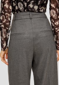 s.Oliver BLACK LABEL MELIERTE MIT WIDE LEG - Stoffhose - graphit