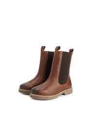 Een paar bruine leren Chelsea-boots met elastische zijkanten en strips om aan te trekken, tan rubberen zolen, weergegeven tegen een witte achtergrond.