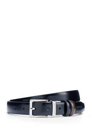 Cinturón de cuero negro con hebilla rectangular plateada, pasadores marrones y negros, y nombre de la marca grabado en la hebilla y el extremo del cinturón.