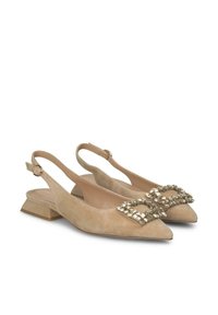 Ballerine slingback in suede beige con punta affusolata, caratterizzate da una fibbia decorativa in cristallo e un tacco basso, quadrato.