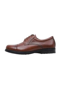 Zapato de vestir de cuero marrón con punta redondeada, diseño de cordones, textura suave, acentos cosidos y suela de goma negra para un mejor agarre.