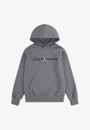 Sudadera con capucha gris hecha de tela suave con un bolsillo frontal, cuenta con capucha y el logo "JORDAN" en negro en el pecho.